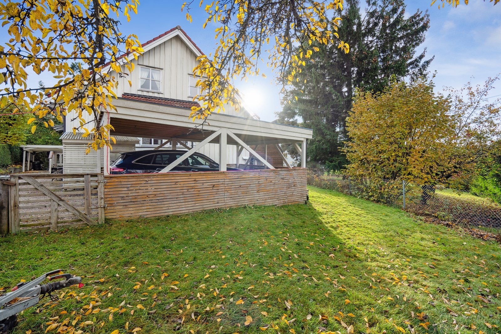 En vertikaldelt tomannsbolig med solrik og pent opparbeidet eiendom Galleribilde