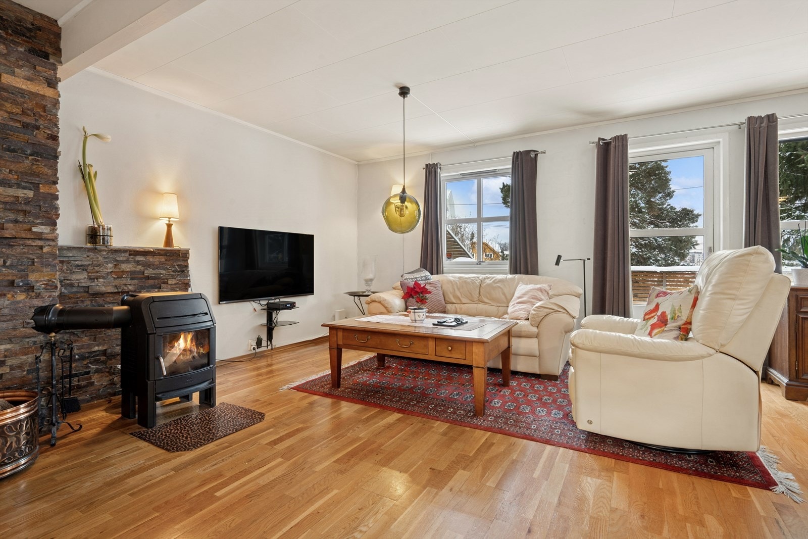 Stuen har en praktisk utforming med god plass til sittegruppe og ønsket tilhørende møblement Galleribilde