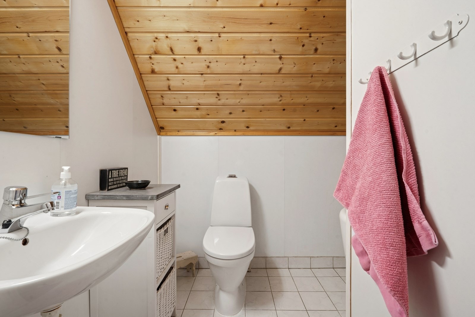 Baderommet i 2. etasje er fra byggeår og har adkomst fra gang Galleribilde