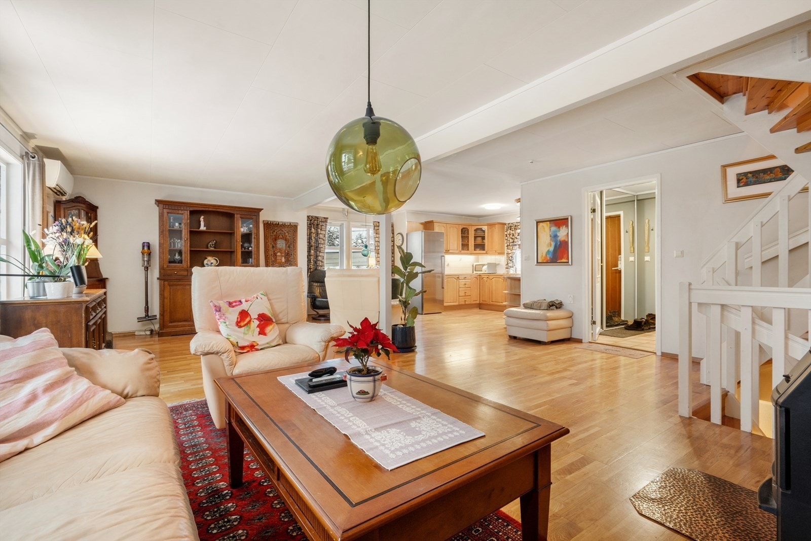 Stuen ligger i åpen løsning mot kjøkken og skaper et sosialt og trivelig oppholdsrom Galleribilde