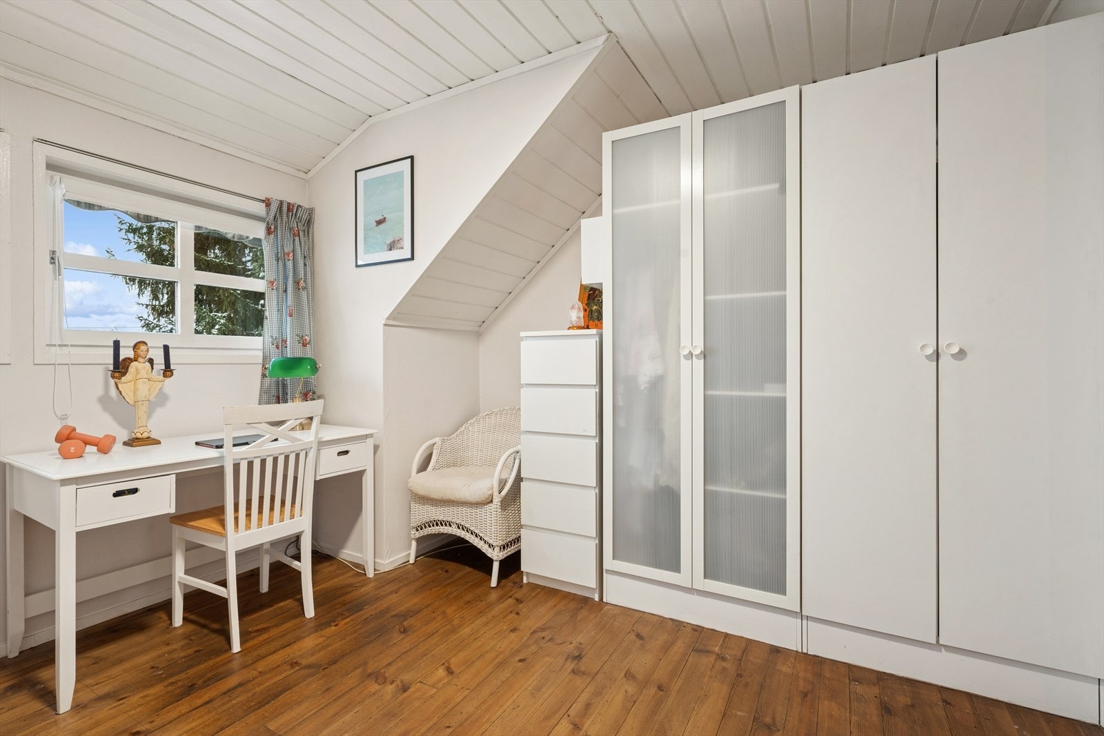 Rommet er i dag malt i lyse farger og innredet med praktisk garderobeløsning Galleribilde