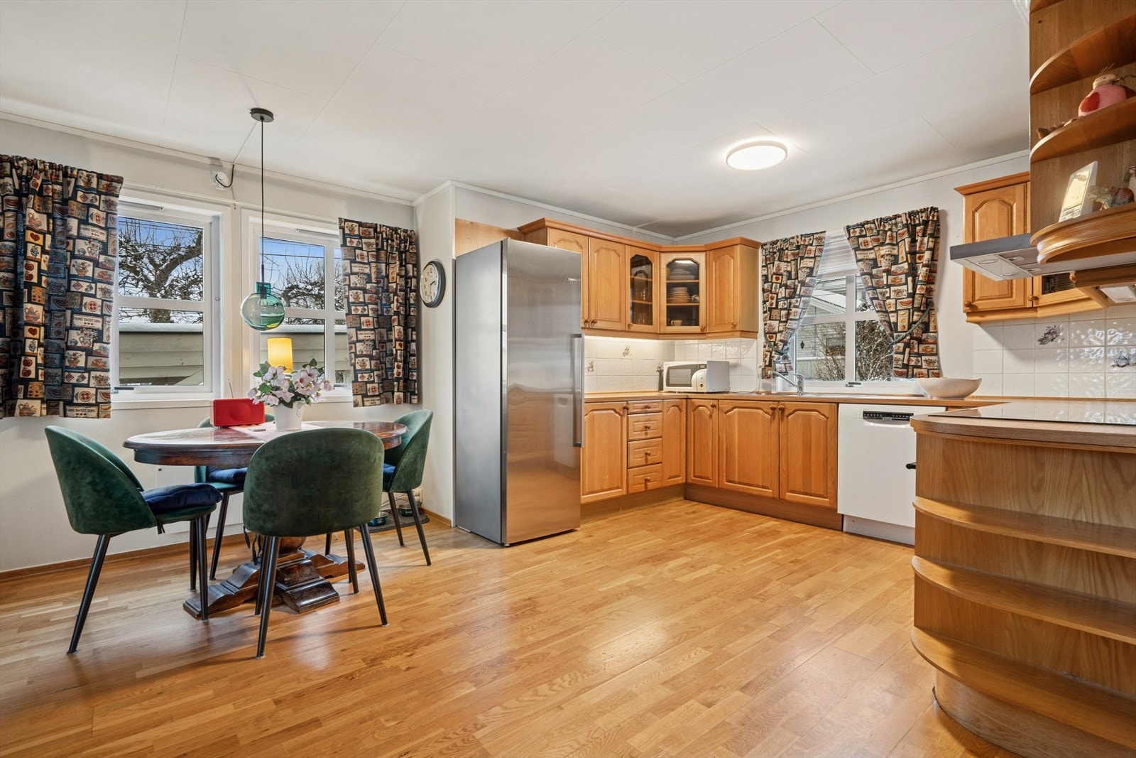 Med en funksjonell planløsning og store benkeflater gir plass til både matlaging og måltider Galleribilde