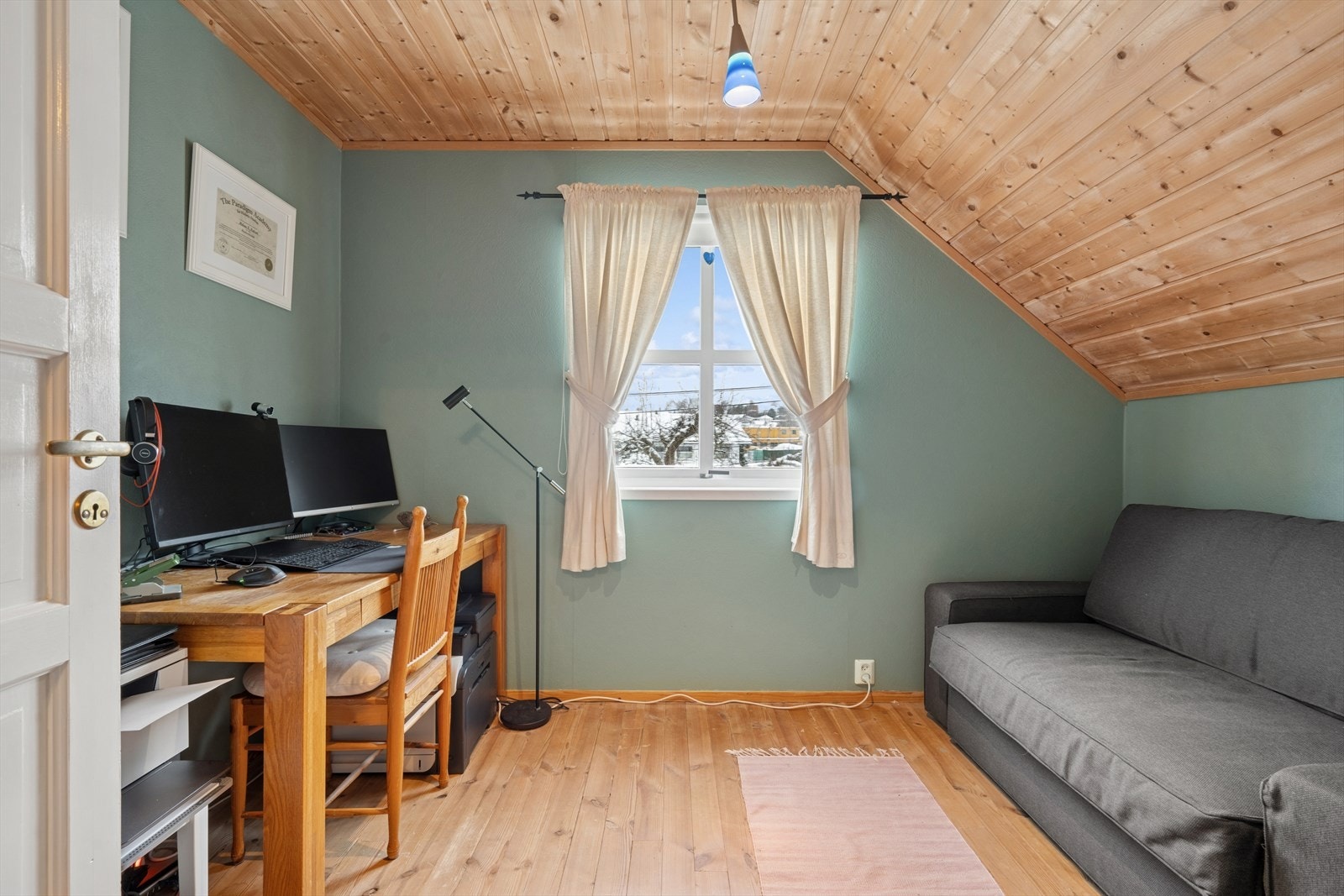 Boligens tredje soverom er i dag innredet som hjemmekontor, men kan benyttes etter eget ønske og behov Galleribilde