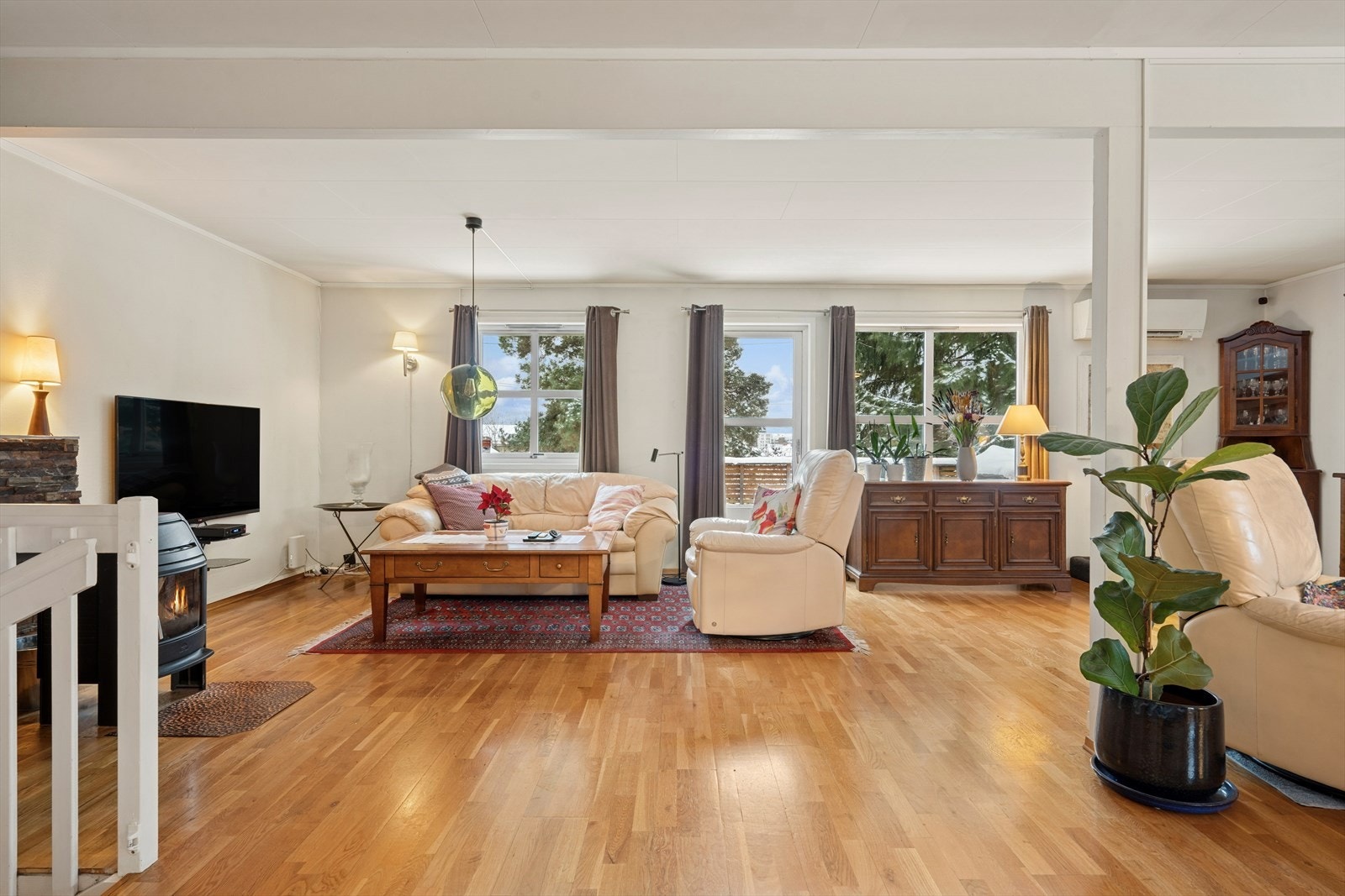 Store vindusflater gir godt med naturlig lysinnslipp Galleribilde