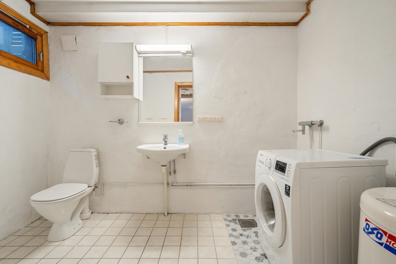 Flislagt bad med opplegg for vaskemaskin i kjeller. Rommet er godkjent som disponibelt rom (se pkt. ferdigattest) Galleribilde