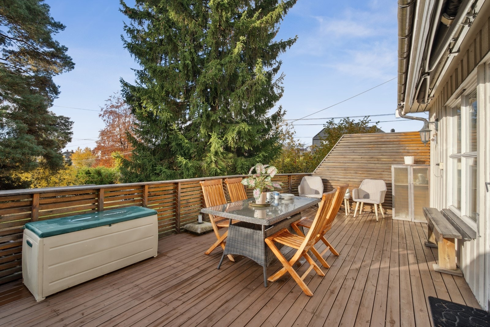 Stor terrasse på ca. 30 m² med god plass utemøblement, grill og ønsket beplantning Galleribilde