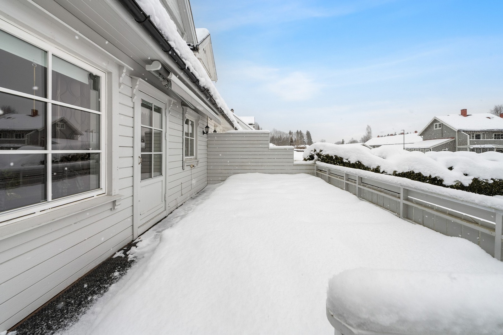 Fra stuen er det utgang til en sydvendt terrasse på hele 26 kvm, hvor man kan nyte gode solforhold store deler av dagen om sommeren. Galleribilde