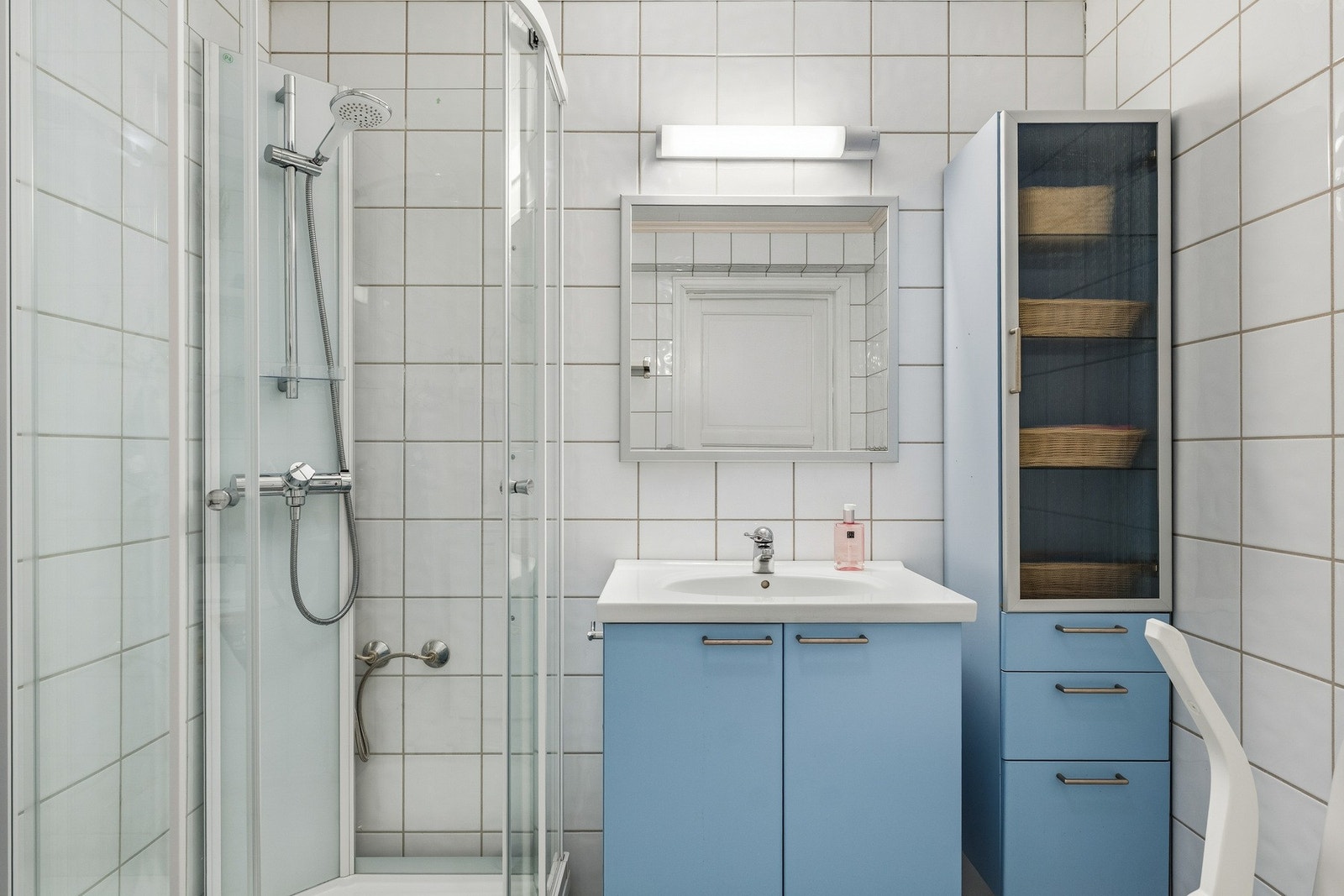 Videre har badet et nyere frittstående toalett, samt nyere dusjkabinett med glassdører og varmekabler i gulv. Det er opplegg og plass for vaskemaskin. Galleribilde