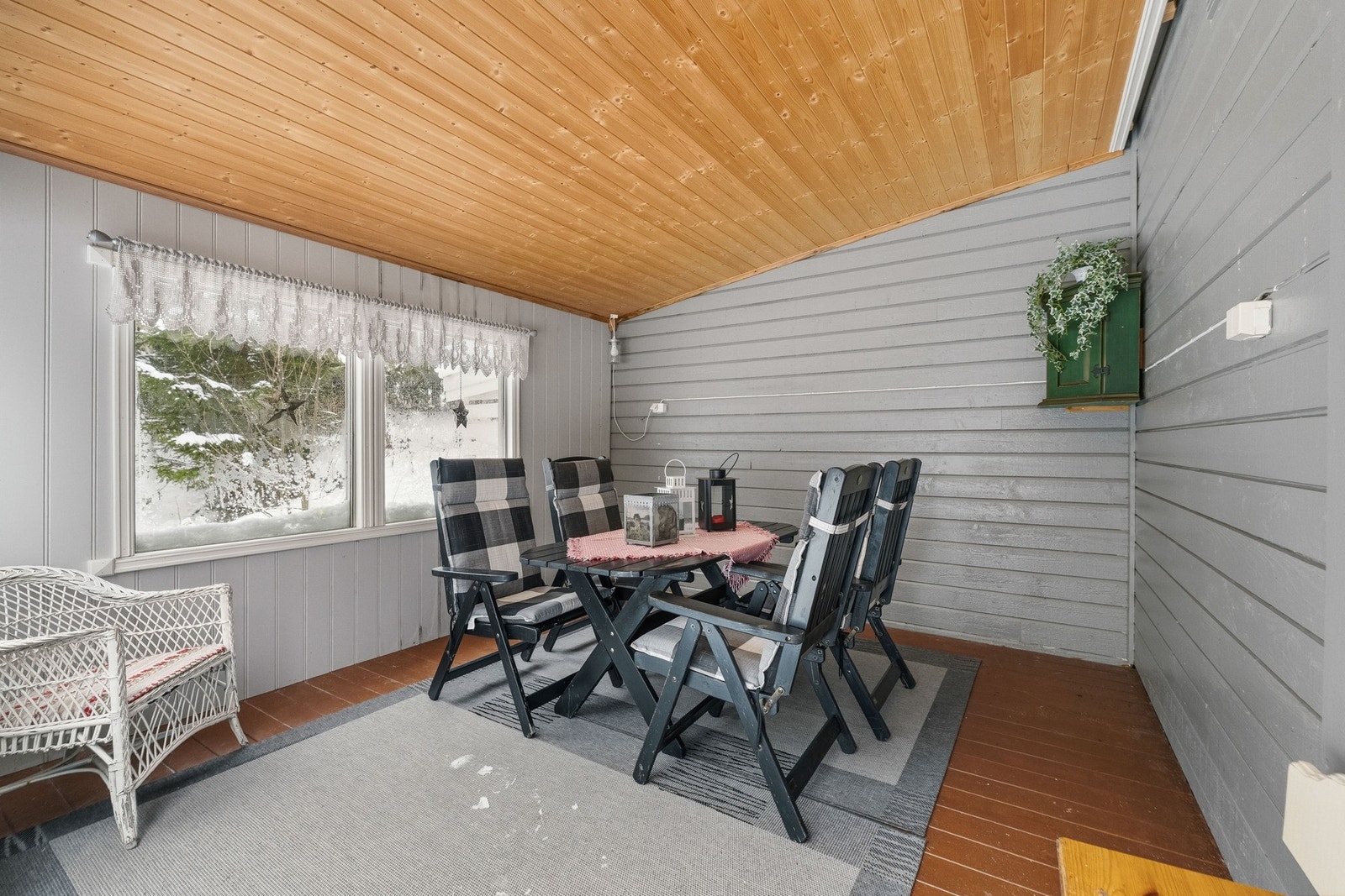 Tilbygget utestue på ca. 12 kvm. Tilbygget er ikke omsøkt til kommunen og er dermed ikke godkjent. Galleribilde