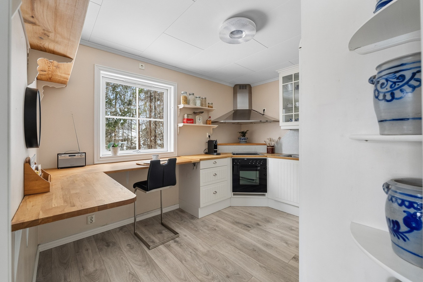 Benkeplaten er forlenget under det store vinduet, som gir en koselig frokost- og arbeidsplass. Galleribilde