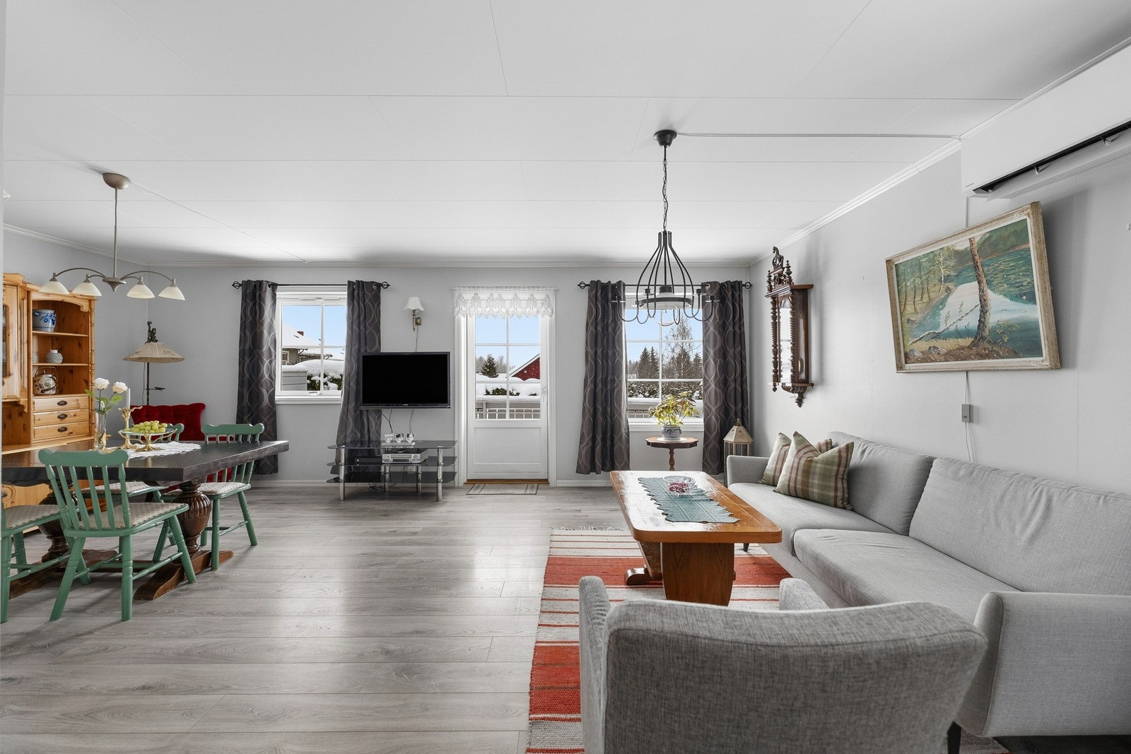 Store vindusflater slipper inn rikelig med naturlig lys og skaper en luftig romfølelse. Galleribilde