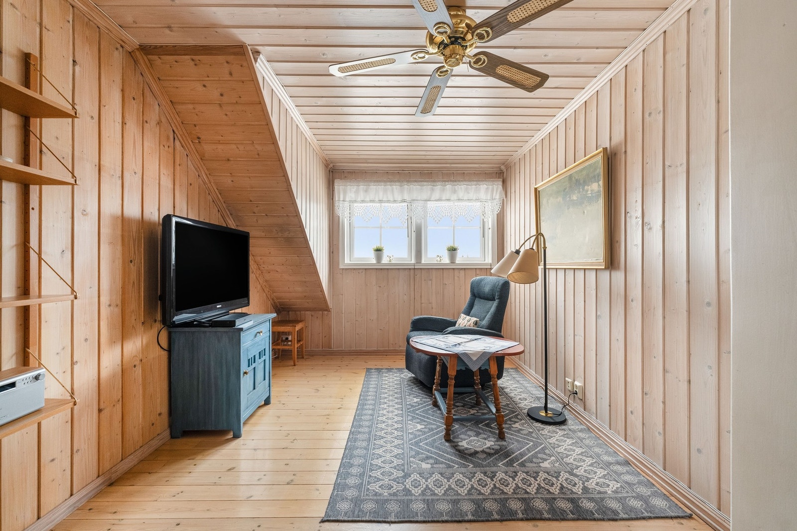 Koselig loftstue med kalkbehandlet panel på vegger og tregulv. Store vindusflater gir godt lys og flott utsyn over nærområdet. Perfekt som ekstra oppholdsrom, lekestue, hjemmekontor eller TV-stue. Galleribilde