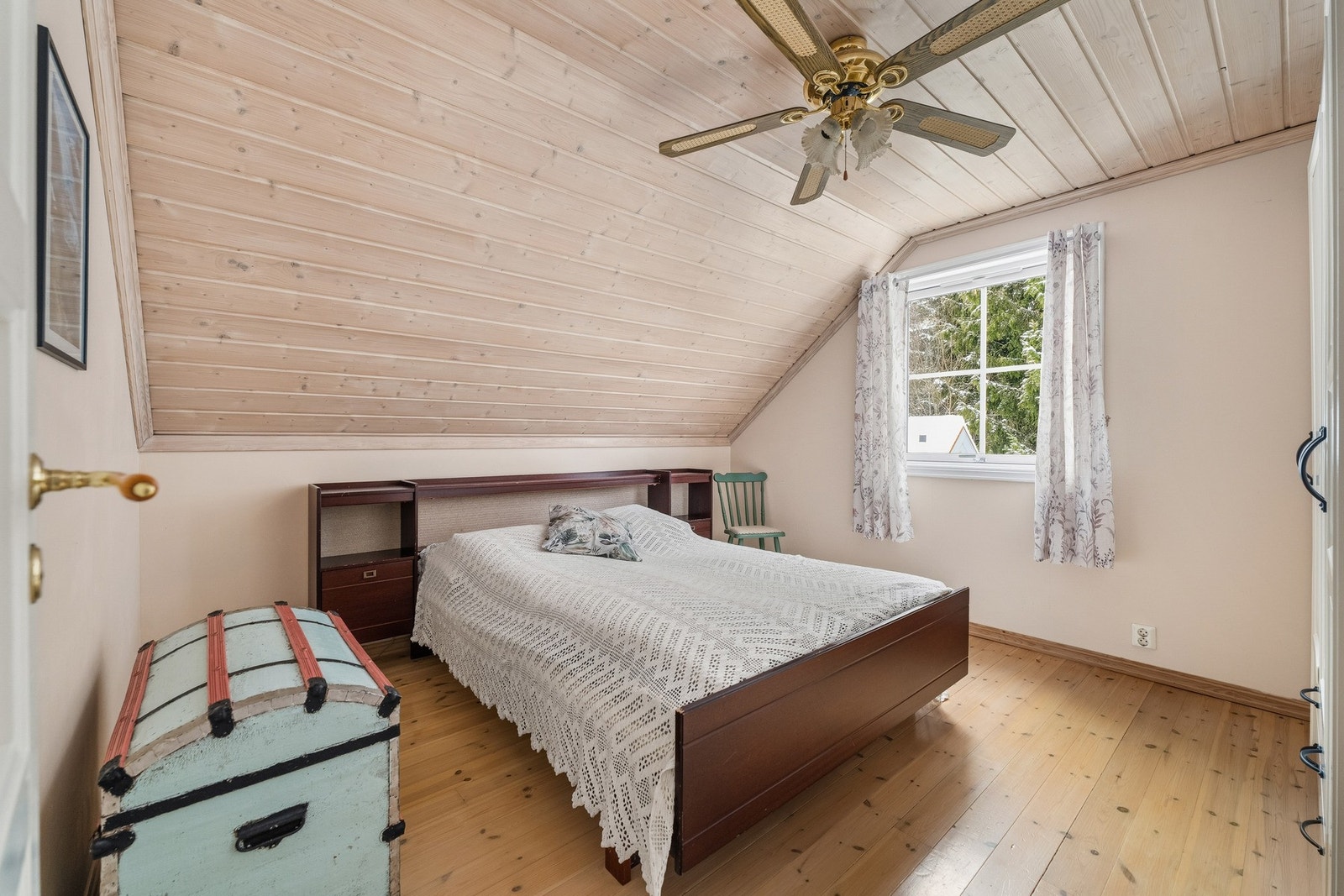 Hovedsoverommet har malte veggflater, sjarmerende skråtak, tregulv og et stort vindu som slipper inn godt med lys. Galleribilde