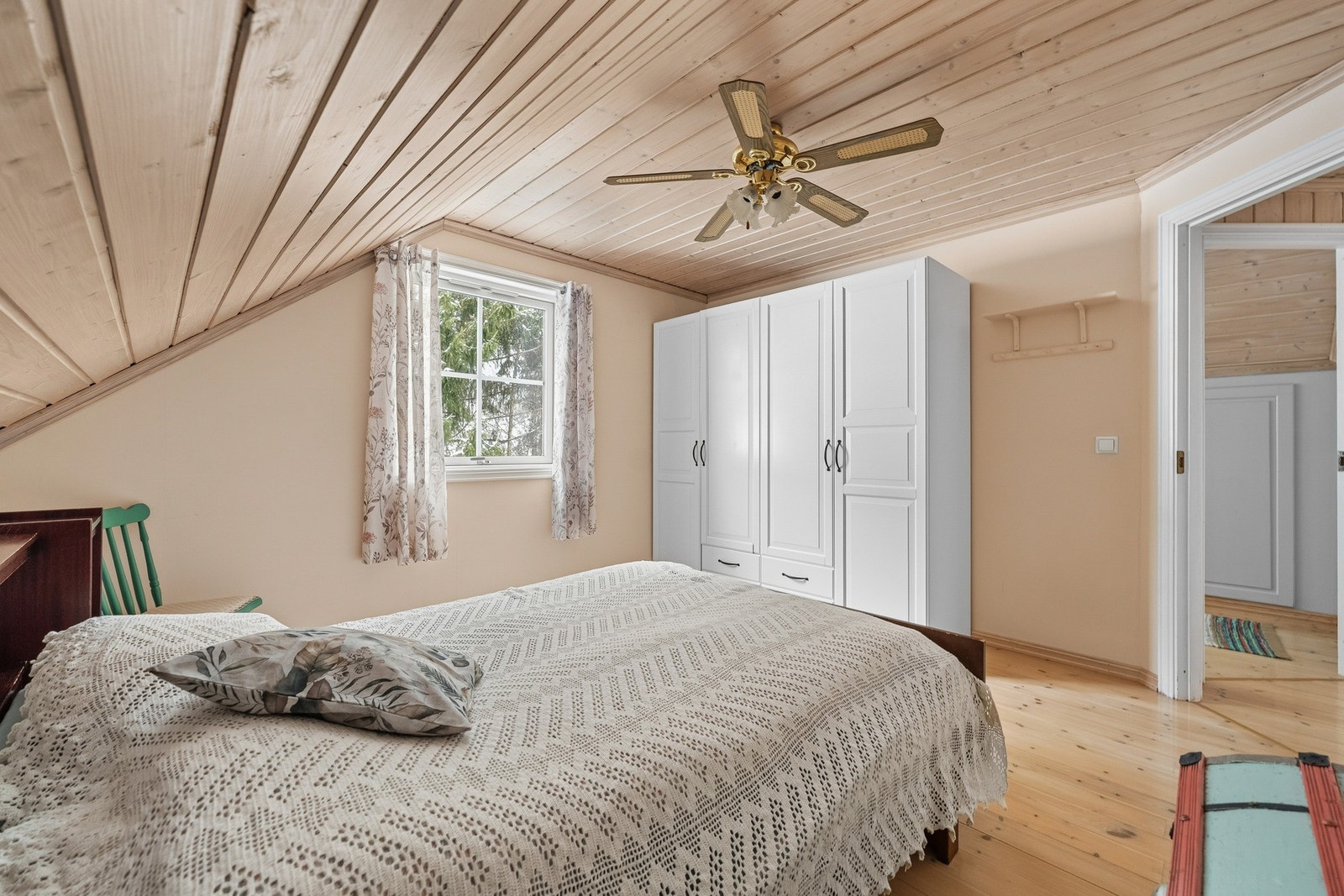 Det er satt inn rikelig med garderobeskap. Galleribilde