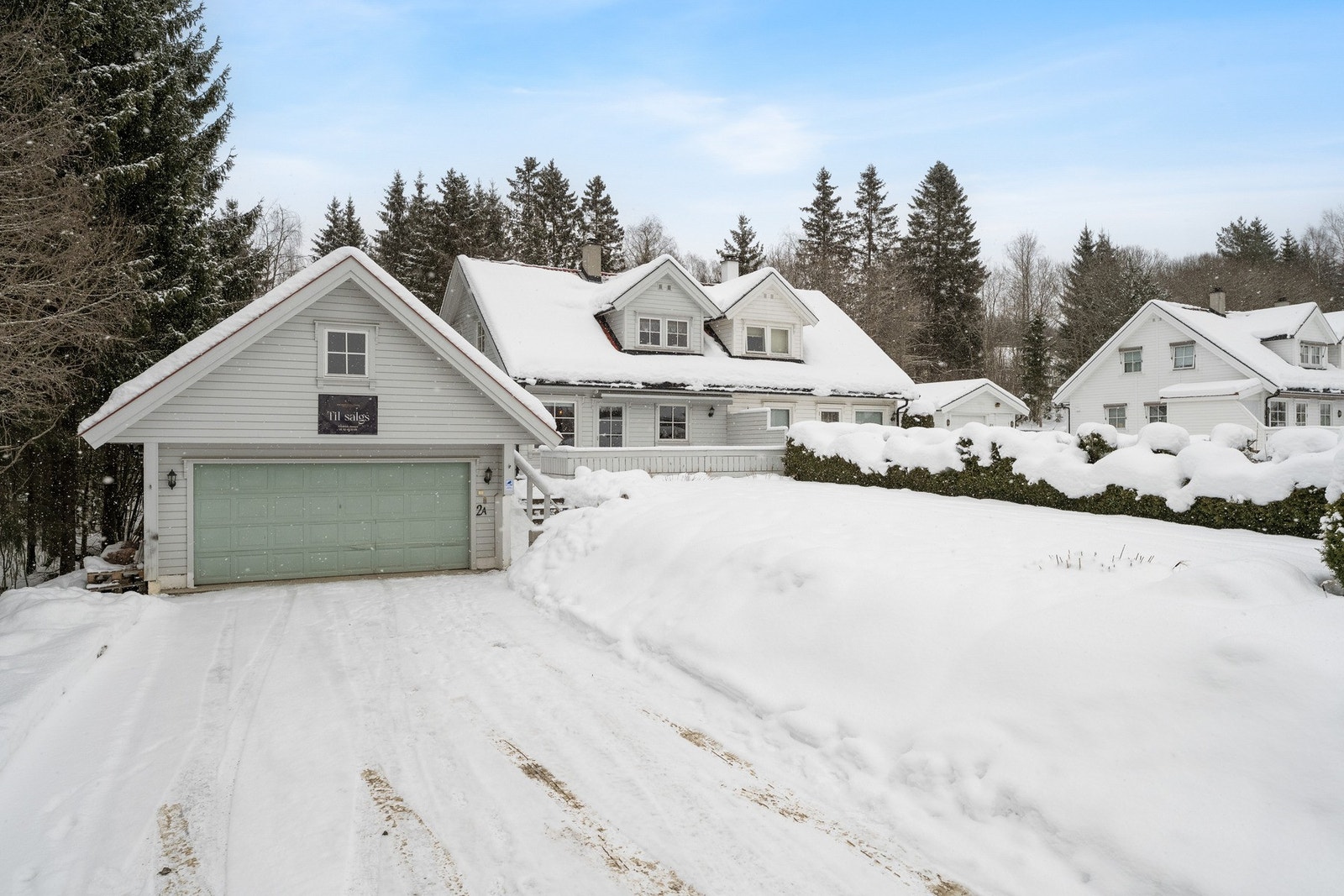 Vi har gleden av å presentere en attraktiv halvpart av tomannsbolig beliggende i populære Rødvingevegen i Maura. Galleribilde