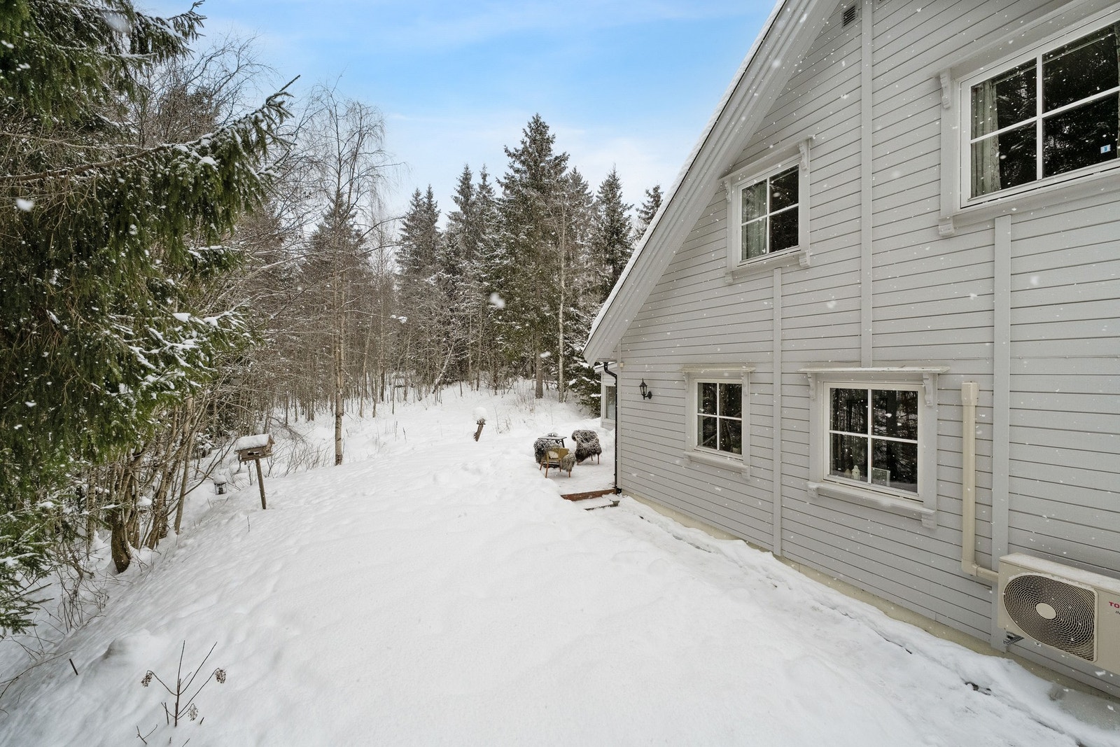 Eiet tomt på 559,6 kvm. Tomten er pent opparbeidet med plen, busker og diverse beplantning. Galleribilde