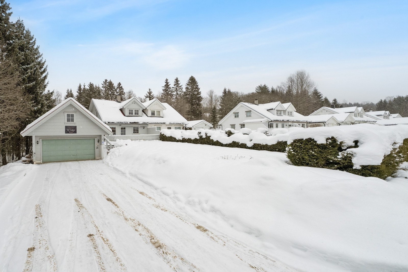 Parkering skjer i frittstående dobbelgarasje. For øvrig er det gode parkeringsmuligheter på gårdsplassen. Galleribilde