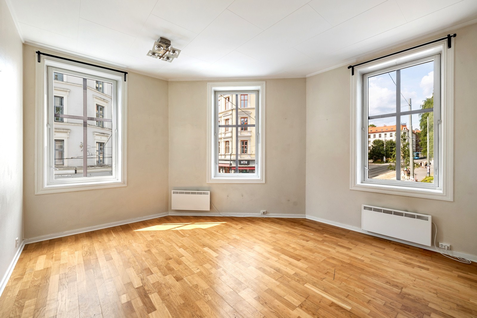 Velkommen til Seilduksgata 17 - En lys og luftig 3-roms hjørneleilighet med behov for full oppussing Galleribilde