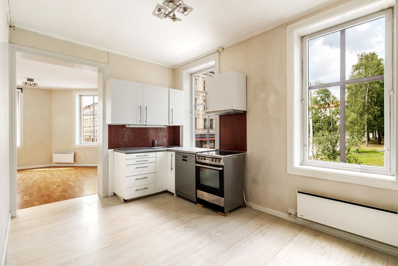 Leiligheten har et romslig spisekjøkken med flere vindusflater som slipper inn rikelig med naturlig lys Galleribilde