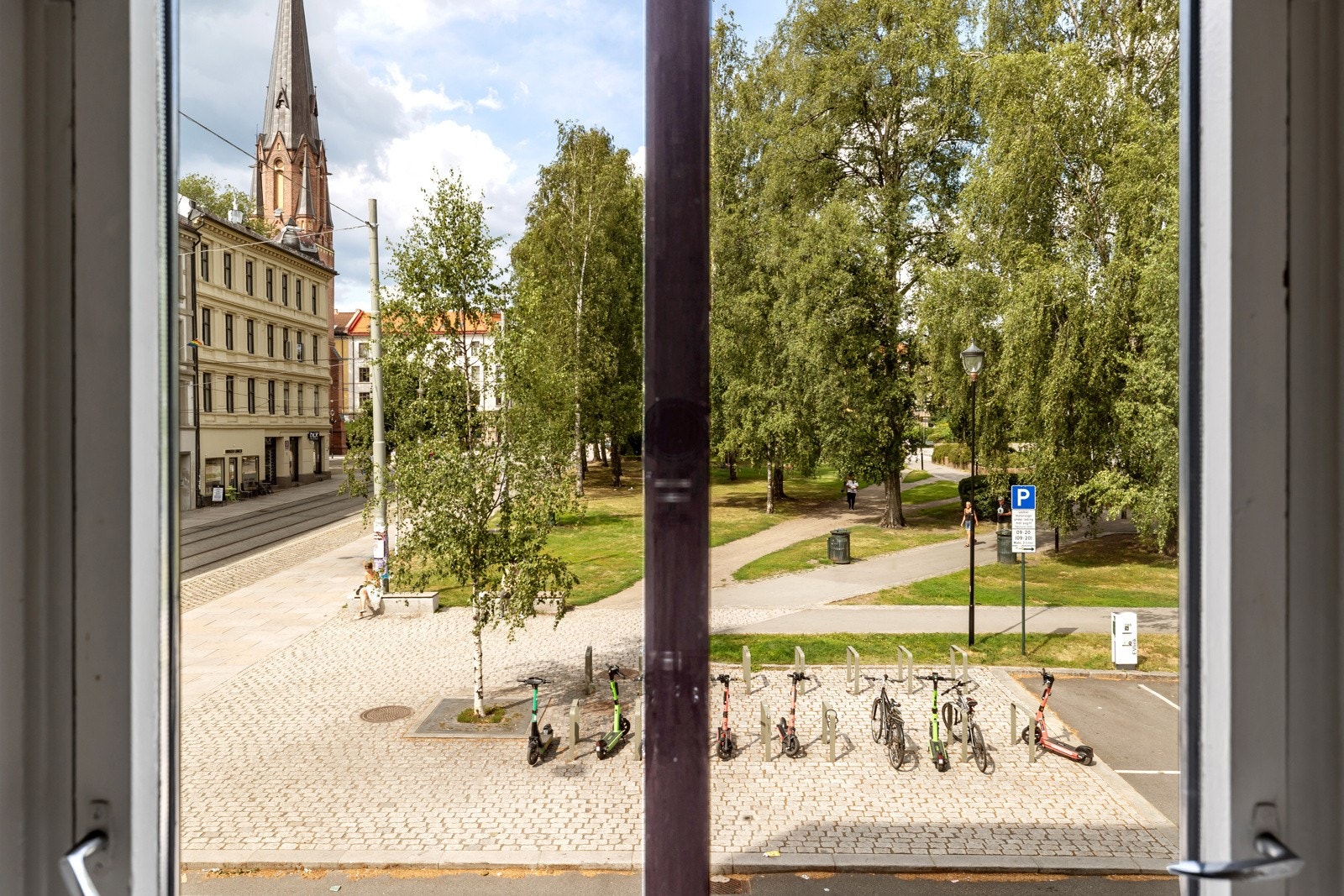 Herfra er det hyggelig utsyn mot Birkelunden og Paulus' plass Galleribilde
