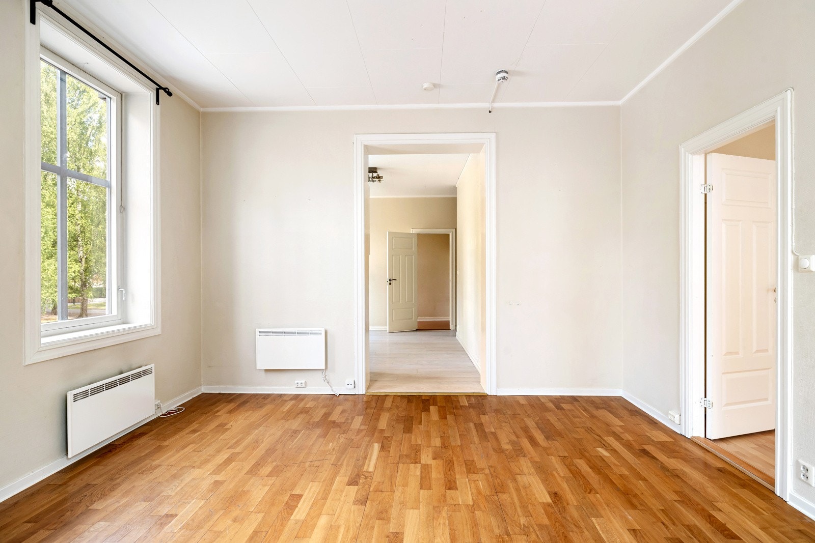 Leiligheten har behov for oppussing for å møte dagens krav til standard Galleribilde