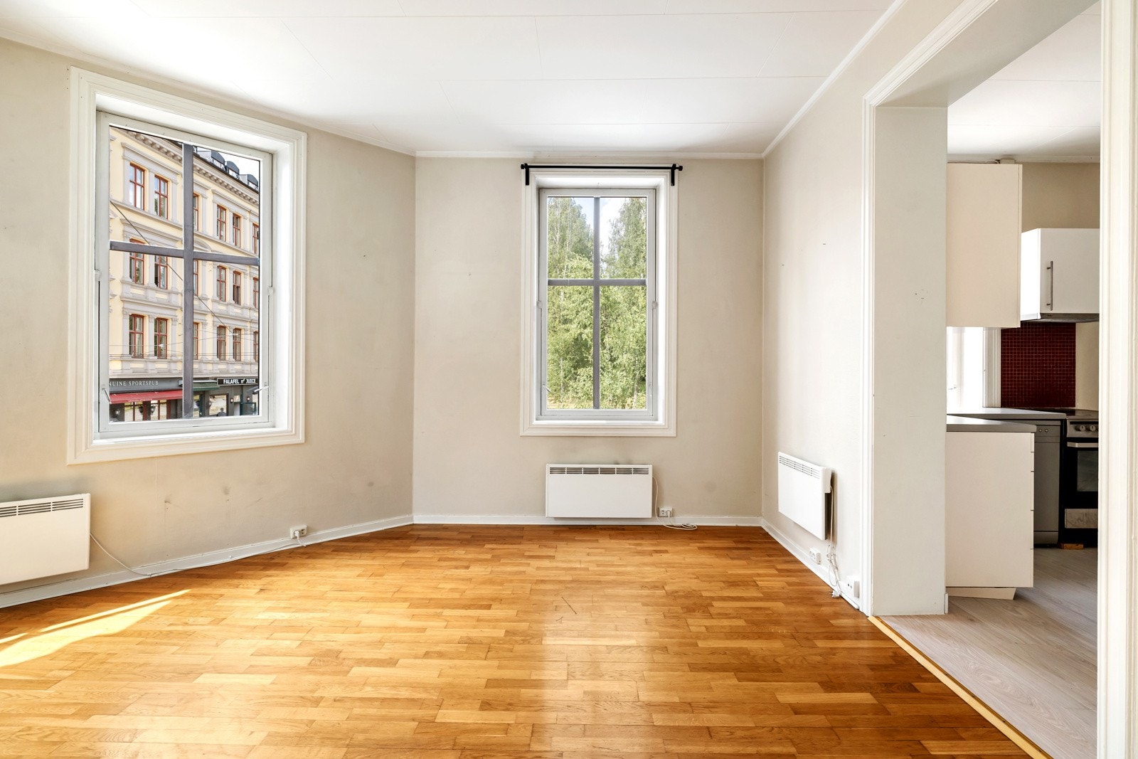 Stuen har plass til en fin sofagruppe med tilhørende møblement Galleribilde