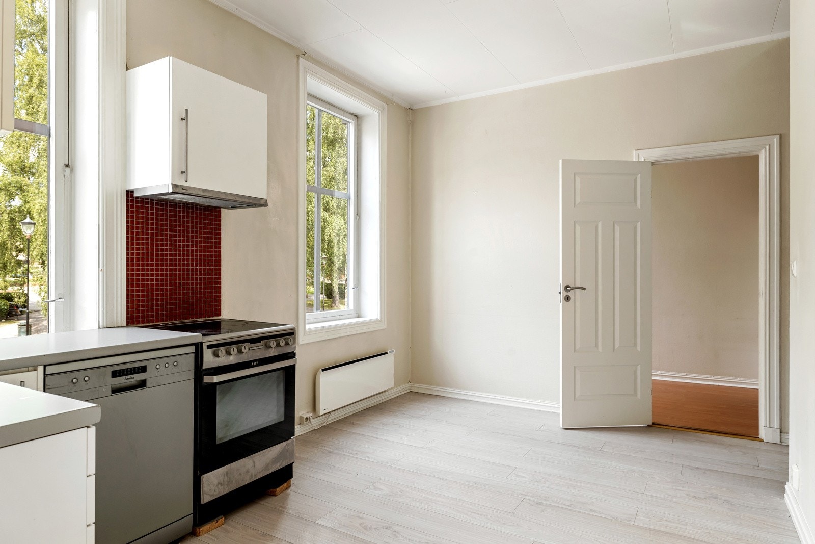 Fra kjøkkenet er det hyggelig utsyn Galleribilde