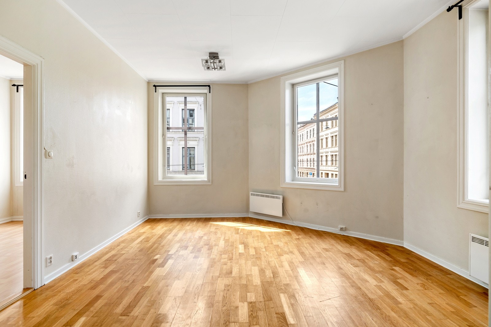 Leiligheten inneholder: Entré, stue, kjøkken, 2 soverom og bad samt en separat del på 12 kvm Galleribilde