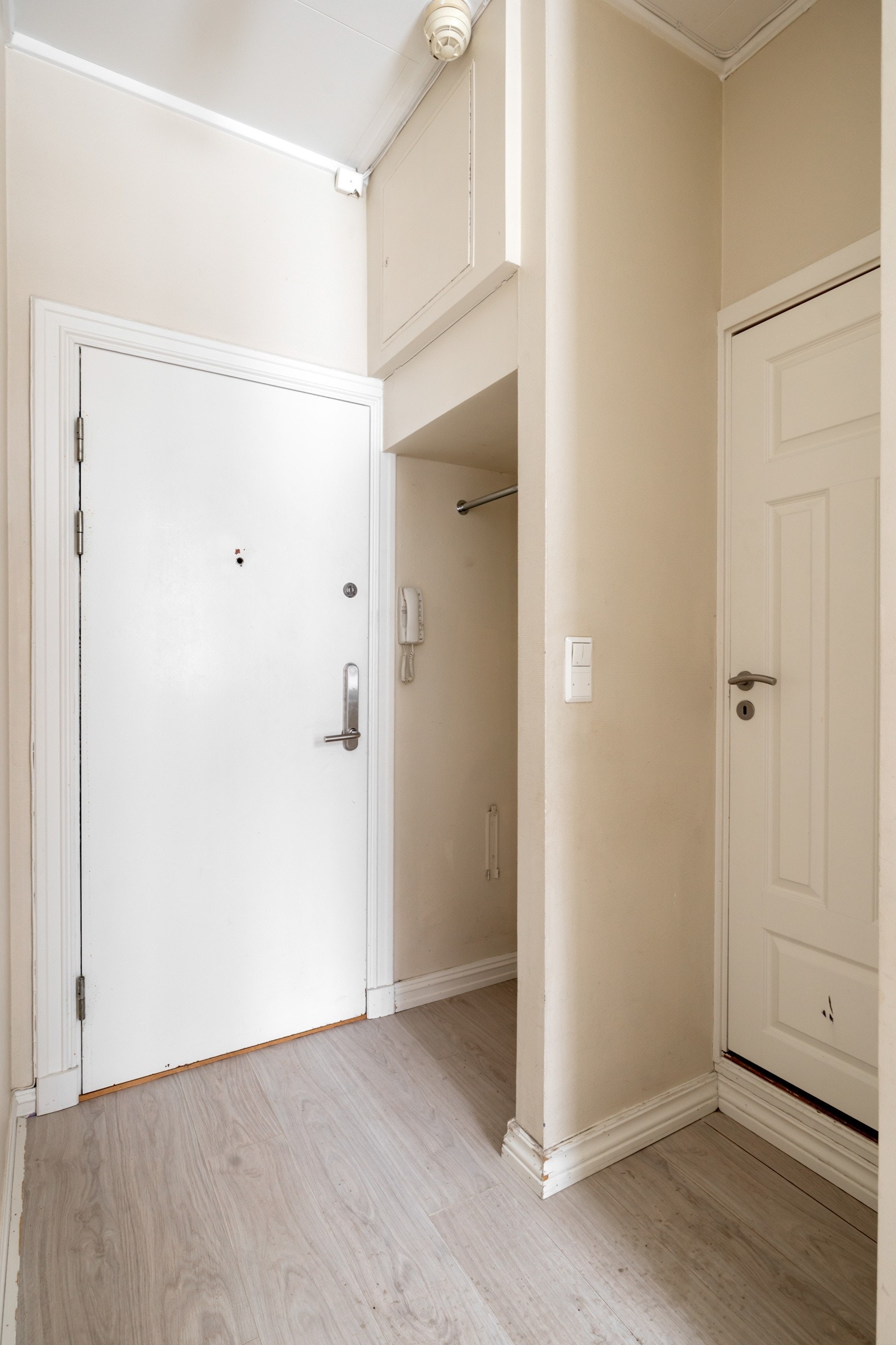 I entreen kan klær ryddes bort i en nisje Galleribilde