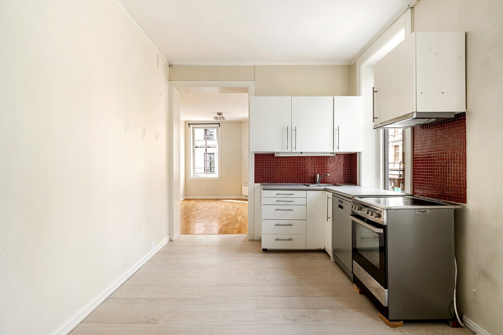 Kjøkkenet har glatte hvite fronter og laminat benkeplate. Galleribilde