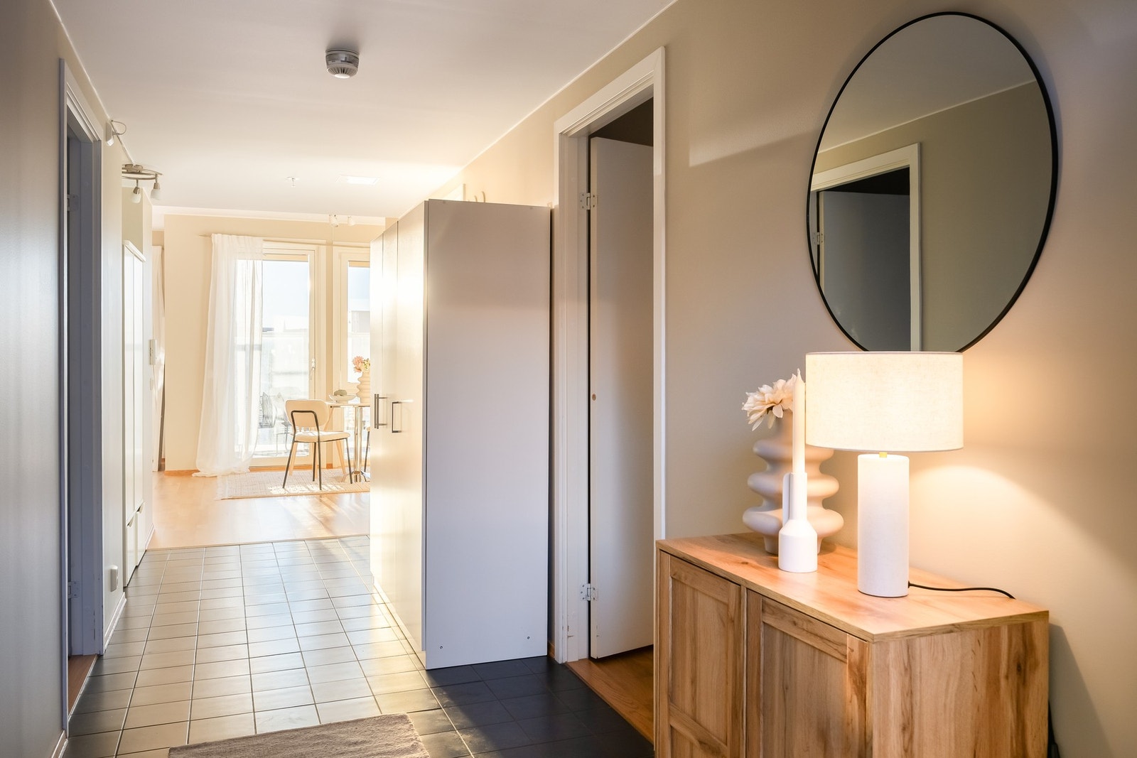 Innbydende entre på ca. 11 kvm. Her er det muligheter til å etablere egen kontorplass. Galleribilde