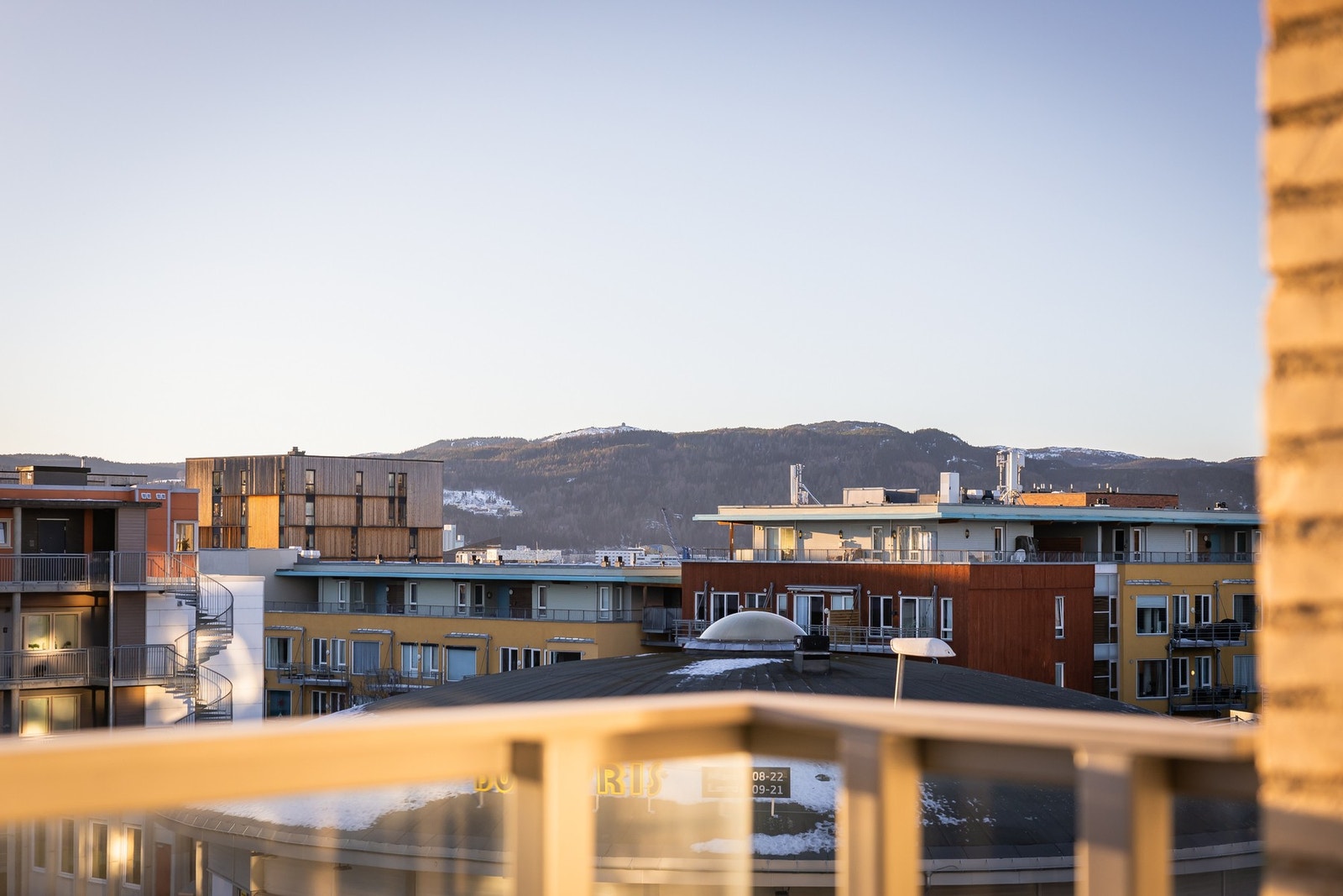 Fra balkongen vil du kunne nyte gode utsiktforhold, uten direkte innsyn. Galleribilde