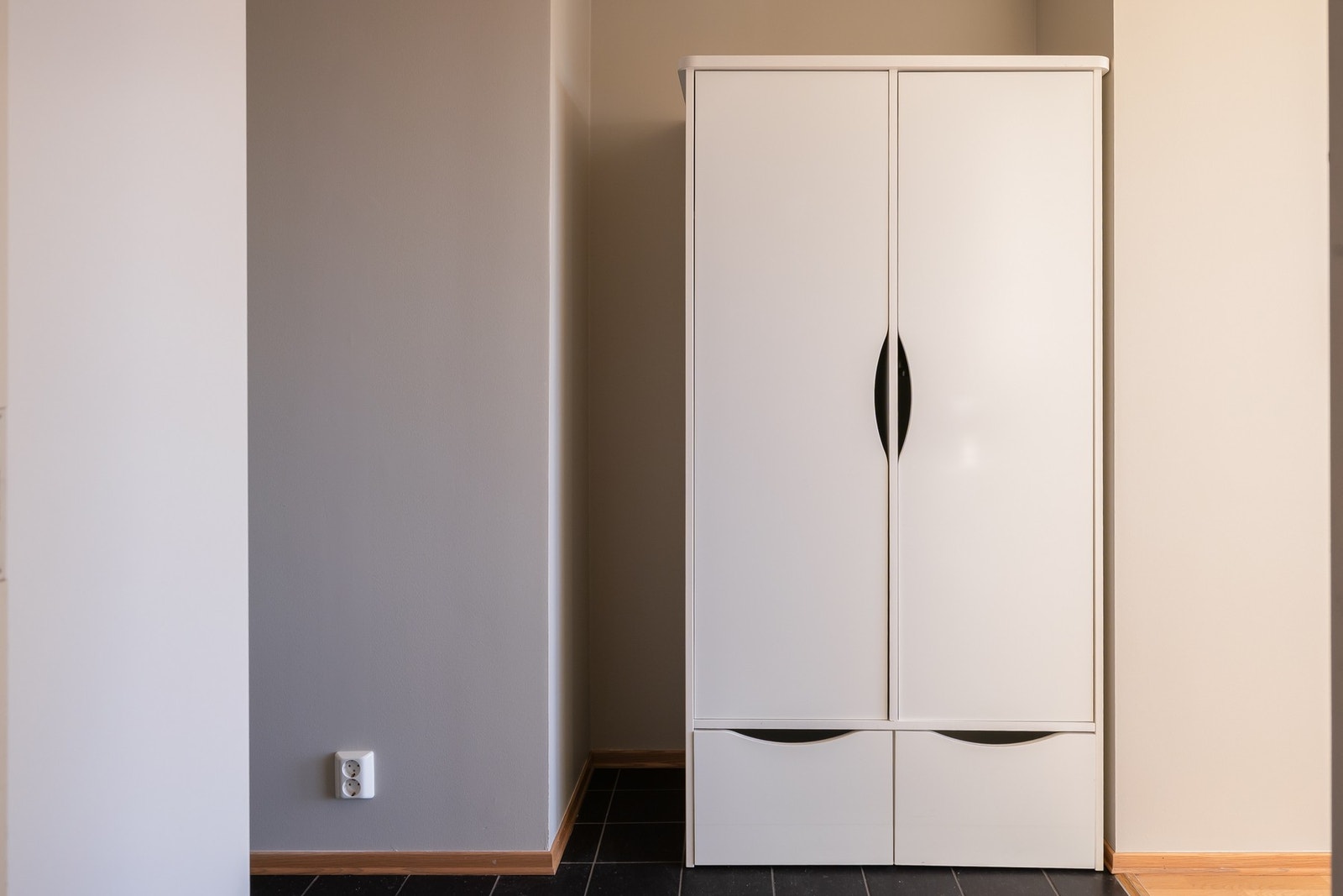 I åpningen fra entre til stuearealet er det en fin og praktisk innsmett, som egner seg ypperlig til ekstra garderobeplass, alternativt egner plassen seg ypperlig til kontor. Galleribilde