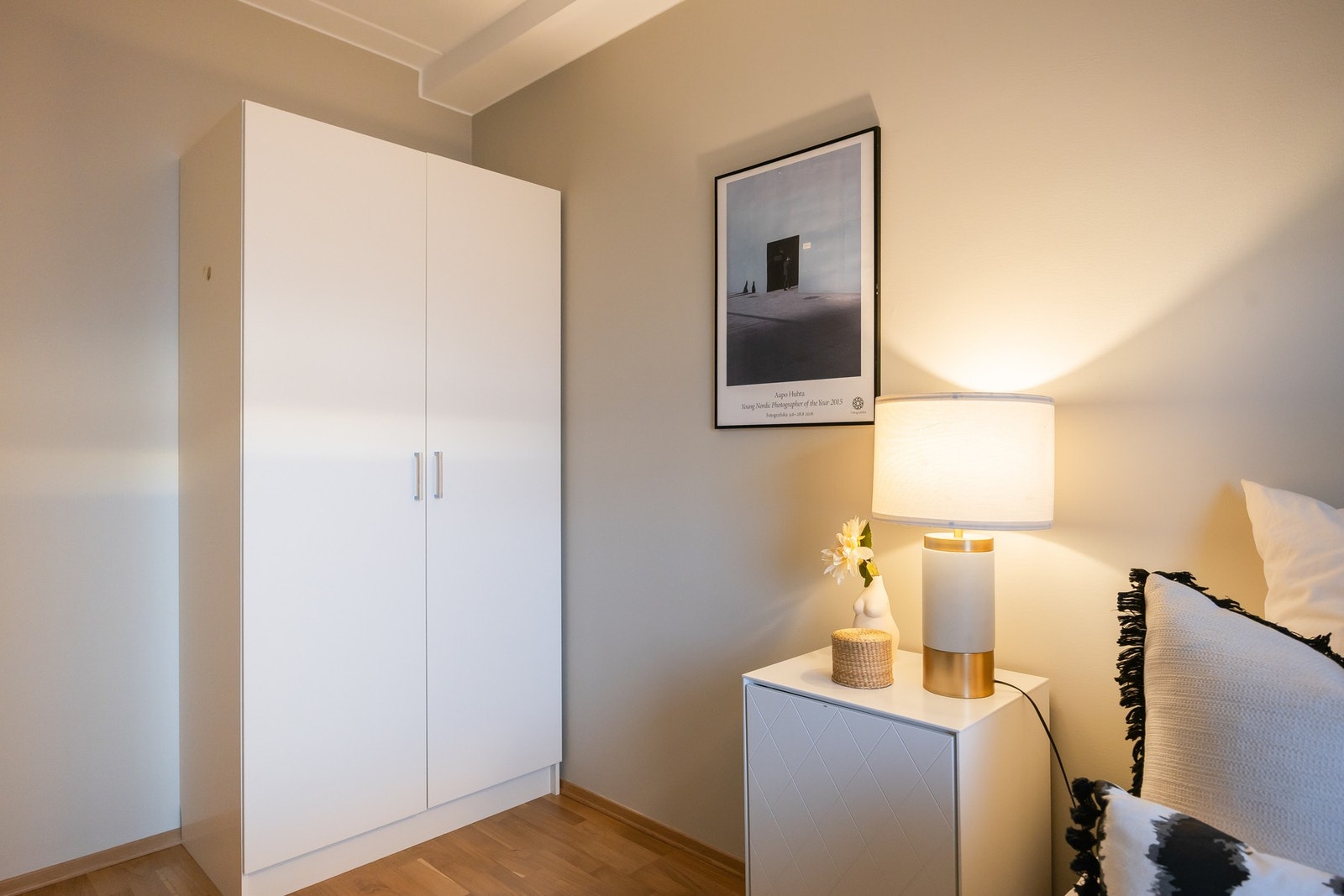 Her er det godt med plass til romslig seng, natt bord og garderobeløsning. Kan alternativt benyttes som gjesterom eller kontor. Galleribilde