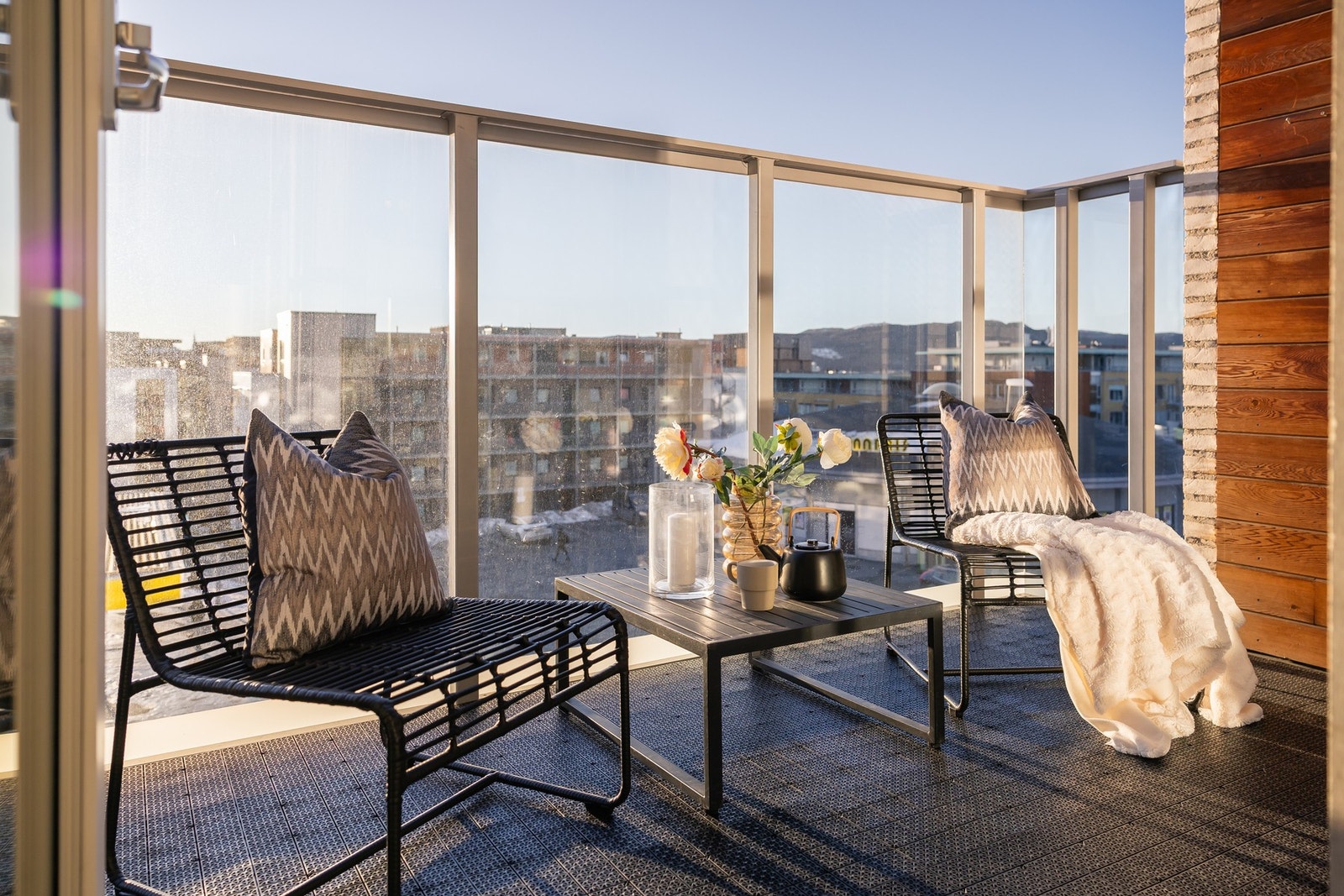 Sørvest balkong, som nyter lang solgang fra tidlig formiddag, til kveldstid. Sommertid. Galleribilde