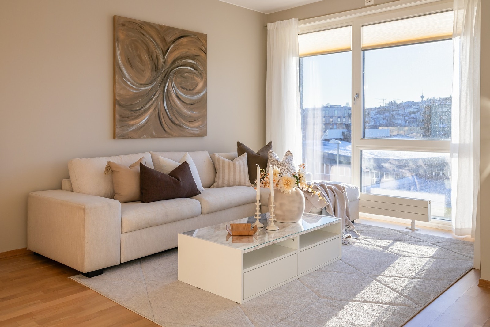 Leiligheten ligger i byggets 3. etasje, med store vindusflater som sørger for flott lysinnslipp inn i leiligheten. Galleribilde