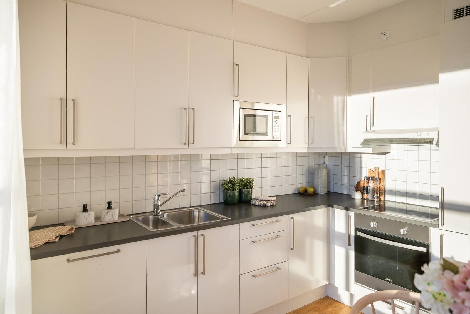 Selve kjøkkenarealet måler ca. 6 kvm og innehar integrerte hvitevarer, og mekanisk avtrekk. Galleribilde