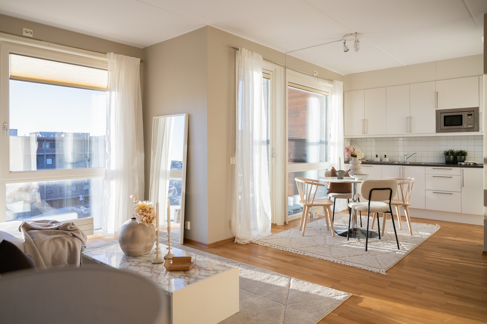 Åpen stue- og kjøkkenløsning som totalt måler ca. 30,5 kvm. Planløsningen gir fine og naturlige soner. Galleribilde