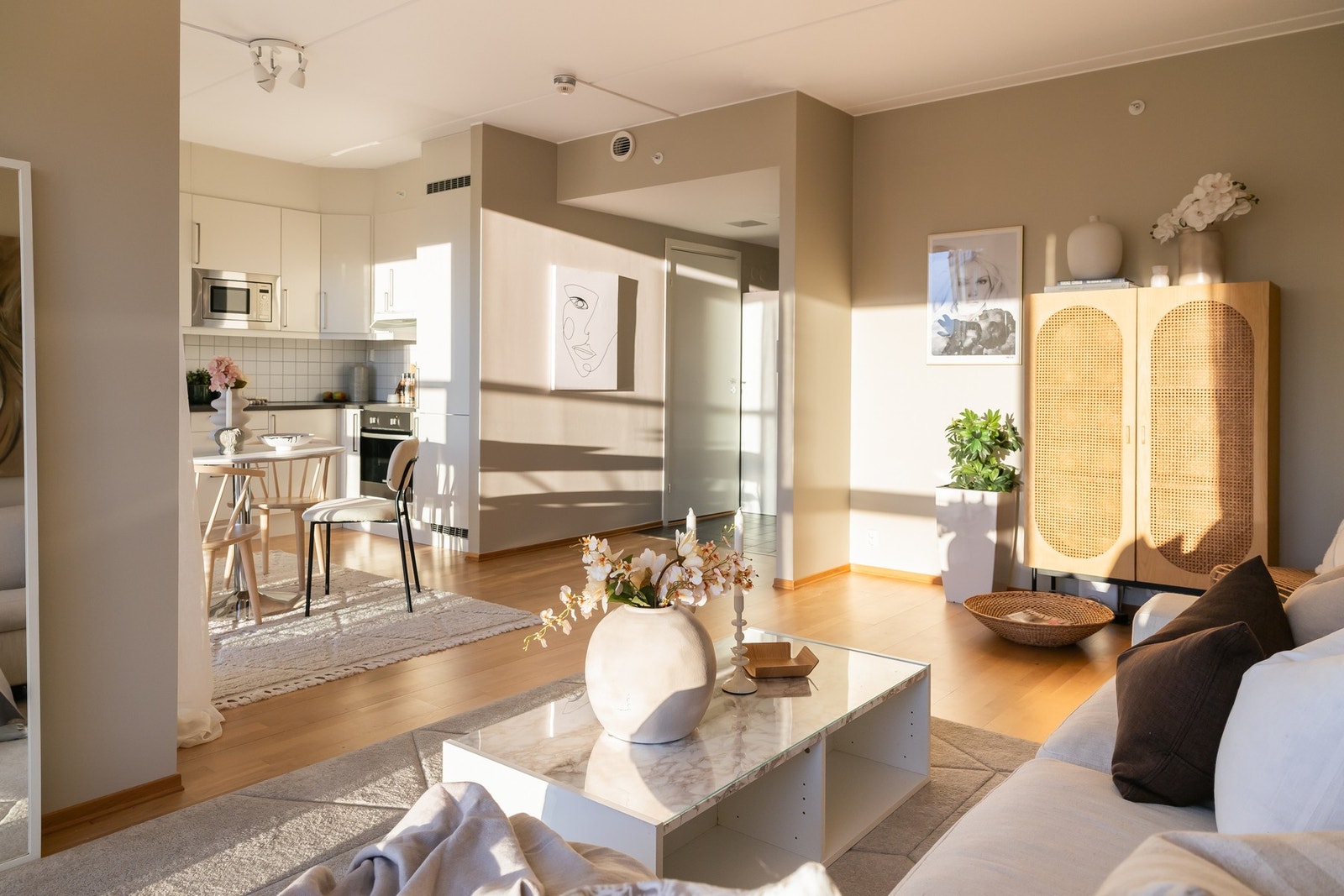 Boligen ventileres gjennom balansert ventilasjon, som gir et godt inneklima, året rundt. Galleribilde