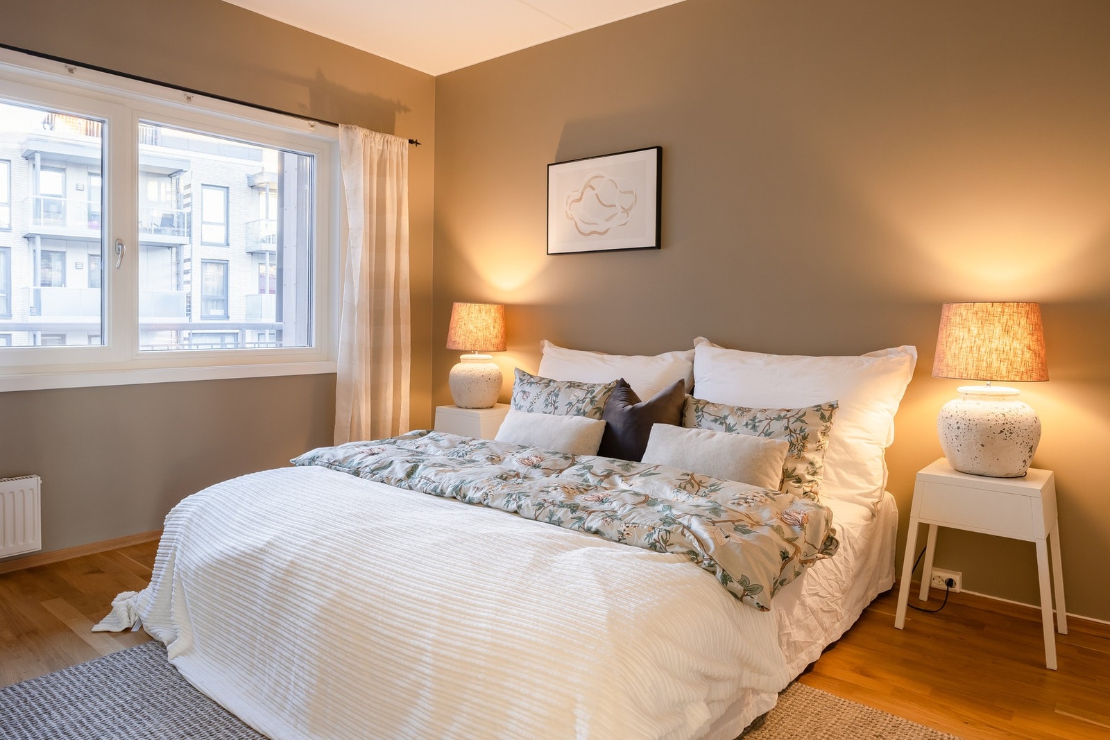 Hovedsoverommet måler ca. 13 kvm. Fremstår med delikate fargevalg, og rikelig med plass til ønsket inventar. Galleribilde