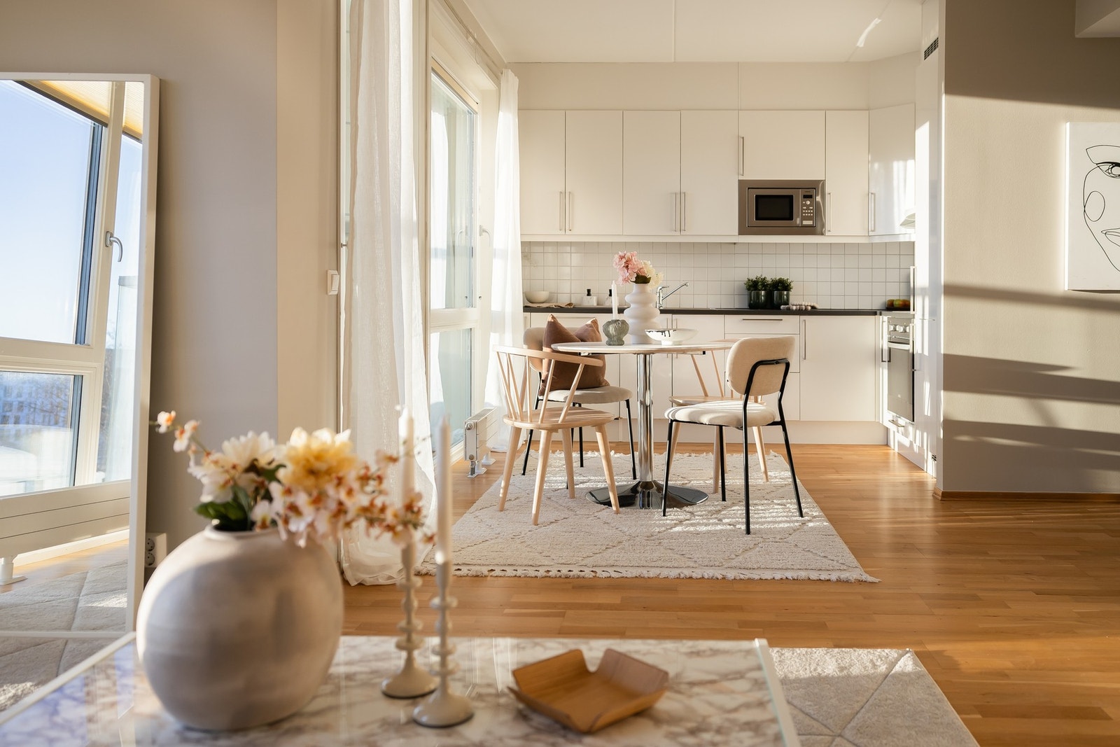 Leiligheten fremstår med lyse og tidløse detaljer, og oppleves som sosial og romslig. Galleribilde