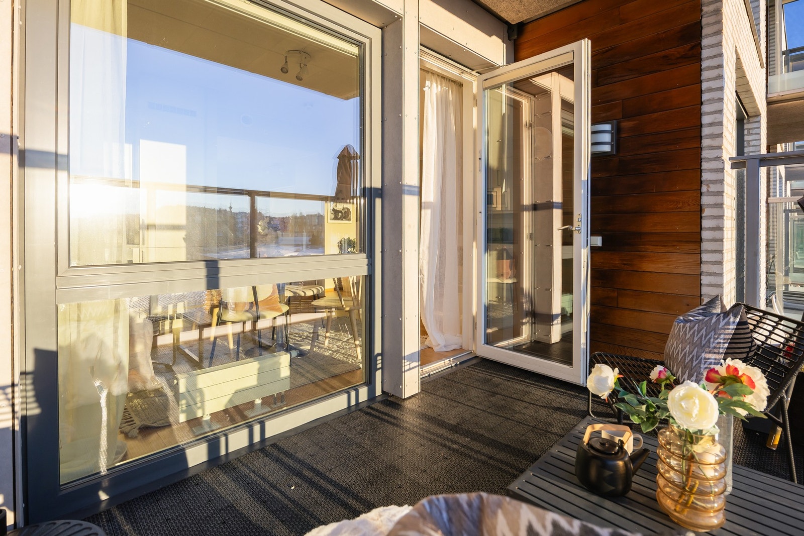 Balkongen fungerer på godværsdager som en forlengelse av stue- / kjøkkenarealet, og har rikelig med plass til utemøbler og grill. Galleribilde