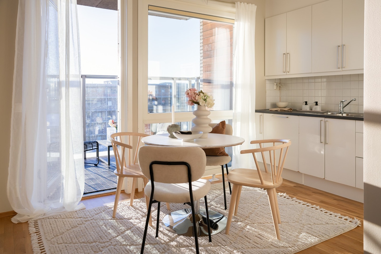 Fra kjøkkenet er det tilgang til romslig og solrik balkong som måler ca. 5,5 kvm. Galleribilde