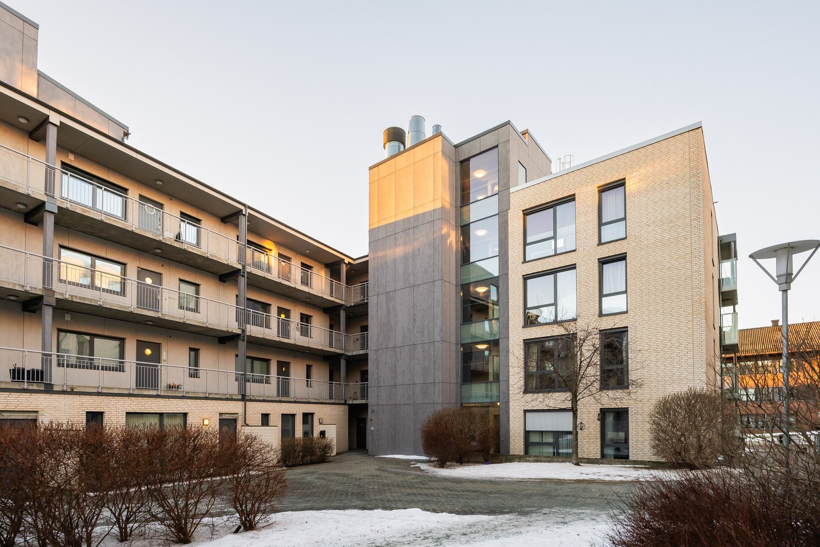 Nærhet til alt av hverdagslige servicetilbud, samt Ladestien med sine tur- og bademuligheter. Galleribilde