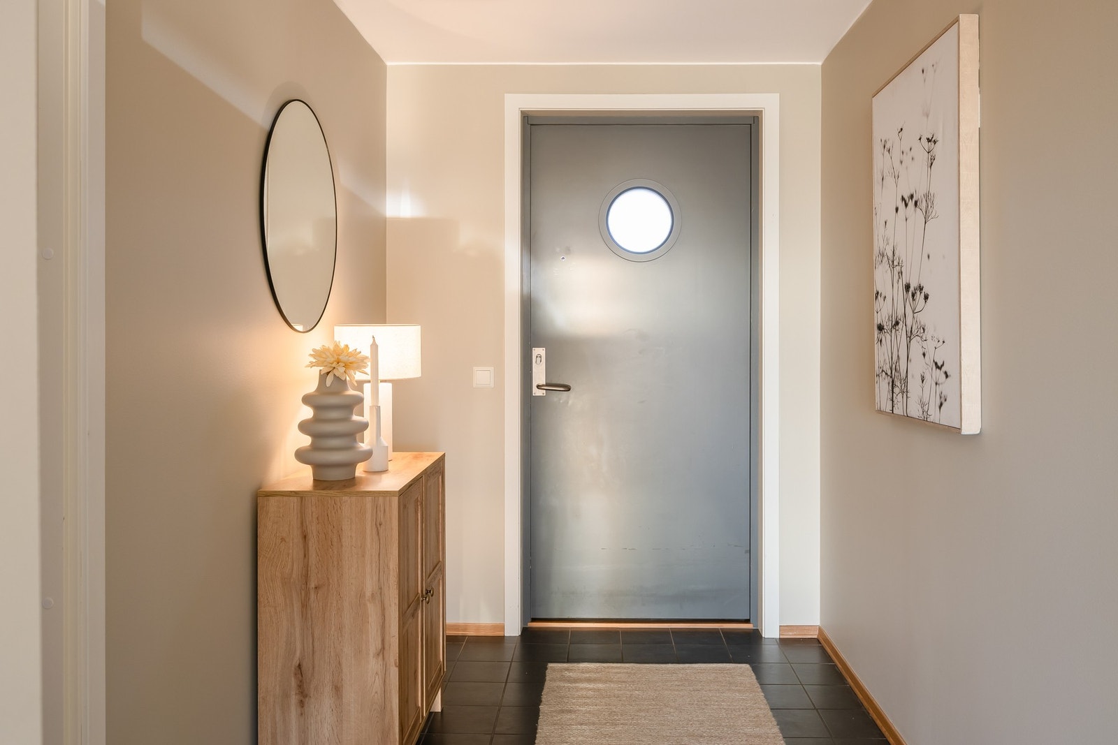 Boligen oppvarmes av vannbåren varme til radiatorer. Gir en jevn og behagelig temperatur året rundt. Galleribilde