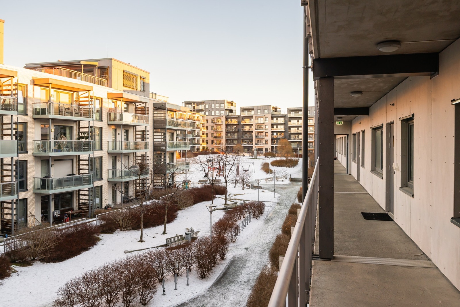 Leiligheten ligger svært sentralt til, med flotte utearealer på bakkant av bygget. Galleribilde