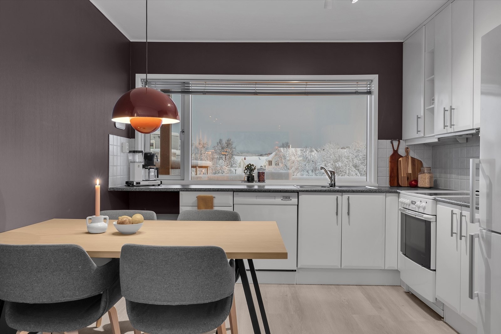 Stilren kjøkkeninnredning med hvite slette fronter Galleribilde