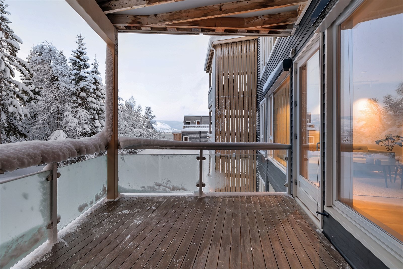 Vestvendt balkong vendt mot friareal Galleribilde