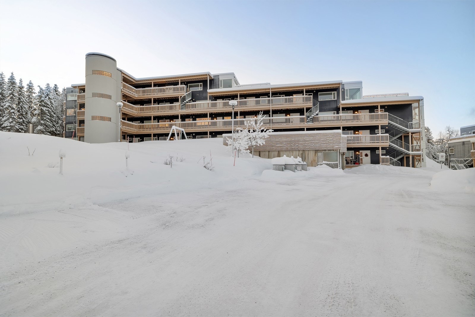 Nærområdet byr på flotte turmuligheter året rundt, med lysløyper, stier og rekreasjonsområder i nærheten Galleribilde