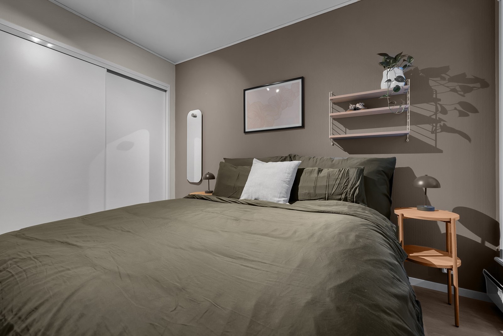 Hovedsoverom med god plass til dobbeltseng Galleribilde